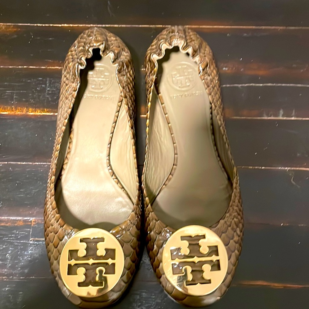 Tory Burch snakeskin flats in a beautiful brown-ish green! Size 8.5